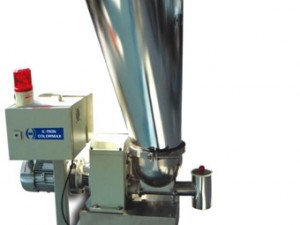 物料的堆積比重有變化或者喂料精度對(duì)最終產(chǎn)品質(zhì)量非常重要的情況下需要選用失重式喂料機(jī)，失重式喂料機(jī)分批次式和連續(xù)式兩種，通常用于連續(xù)性生產(chǎn)過(guò)程中，如需要精密控制多組份配料比率的擠出生產(chǎn)。